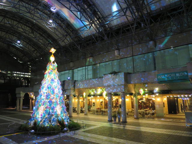 使用了極化(偏光)膠片與土佐和紙、50個鏡面球作成的高7.5m的“和製耶誕樹”