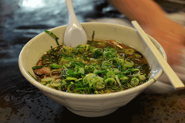 愈恐怖愈多人排隊!來京都「めん馬鹿一代噴火拉麵」體驗火花實境秀