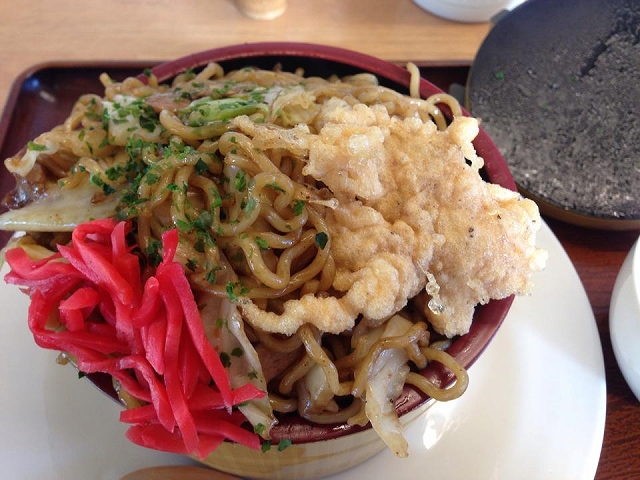 來群馬滑雪泡湯,別忘了吃道地的「炒麵蓋飯」!