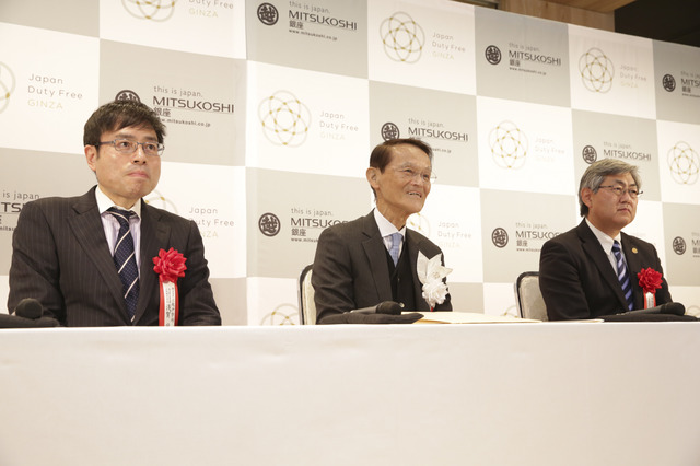 (写真左)株式会社三越伊勢丹 営業本部執行役員三越銀座店長  浅賀誠氏、(写真中央)株式会社Japan Duty Free Fa-So-La三越伊勢丹代表取締役社長 山本兵一、(写真右)日本空港ビルデング株式会社 専務取締役 米本靖英