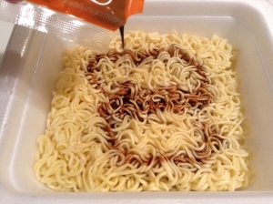 バレンタインデーにぴったりのカップ焼きそば「一平ちゃん夜店の焼そばチョコソース」