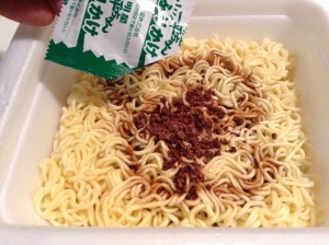 バレンタインデーにぴったりのカップ焼きそば「一平ちゃん夜店の焼そばチョコソース」