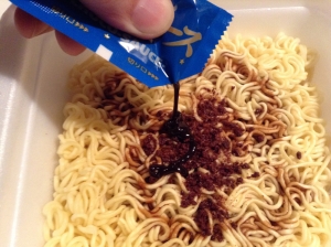 バレンタインデーにぴったりのカップ焼きそば「一平ちゃん夜店の焼そばチョコソース」