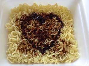バレンタインデーにぴったりのカップ焼きそば「一平ちゃん夜店の焼そばチョコソース」
