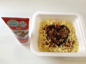 バレンタインデーにぴったりのカップ焼きそば「一平ちゃん夜店の焼そばチョコソース」