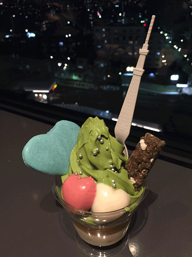 在「晴空塔」過白色情人節!抹茶名店「辻利」推出三色愛心聖代