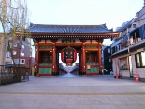 日本「膠囊旅館」專家推薦的淺草旅館,樓下附設平價居酒屋!