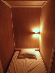 部屋には読書灯、コンセント二口、ハンガーが備え付けてあります。