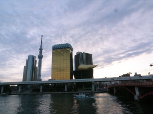 吾妻橋からの眺め、東京スカイツリー&アサヒビール本社ビル。