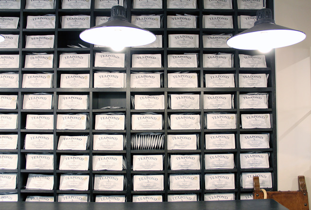 個装された茶葉の包みがずらりと並ぶ店内。まるで薬局のよう