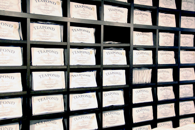 個装された茶葉の包みがずらりと並ぶ店内。まるで薬局のよう