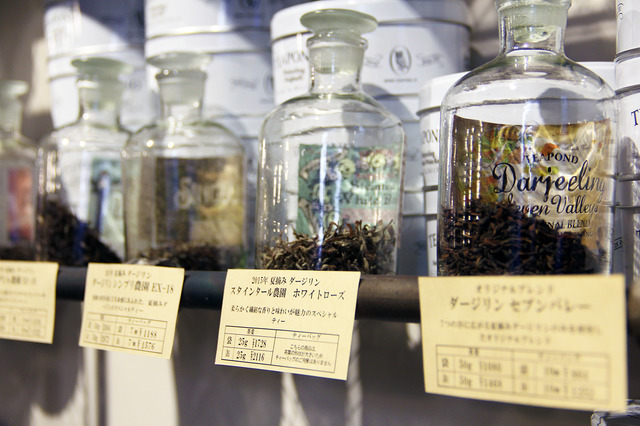 ディスプレイ用にビン詰された茶葉。蓋を開けるとふわっといい香りが