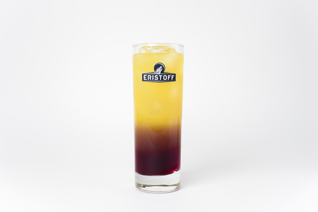 Mercedes-Benz在澀谷HIKARIE舉辦「COLOR RUNWAY」,推出一連串16SS系列的甜點與雞尾酒等商品活動。