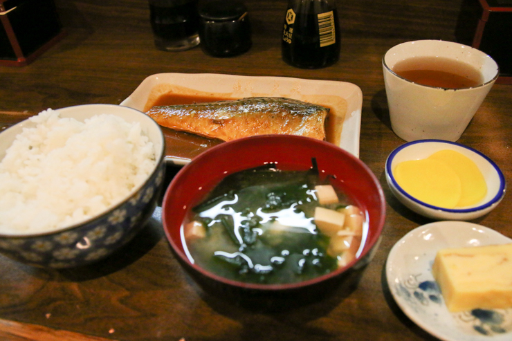 日幣升值沒關係!在銀座500日幣就能吃到高CP值的「味噌青花魚定食」