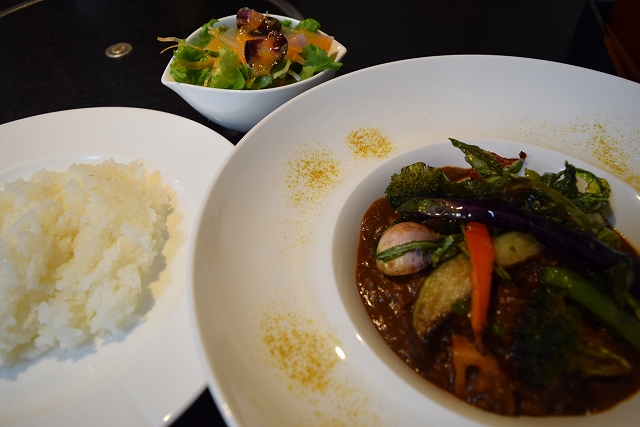 把蓮藕加到咖哩裡？茨城縣的「齊柏林咖哩」意外的美味