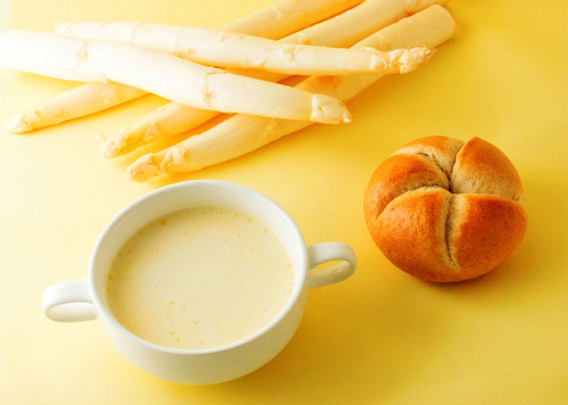 毫不吝嗇使用了大量白蘆筍所作之冷製湯品與招牌商品之手工凱薩麵包的套餐(500日圓)