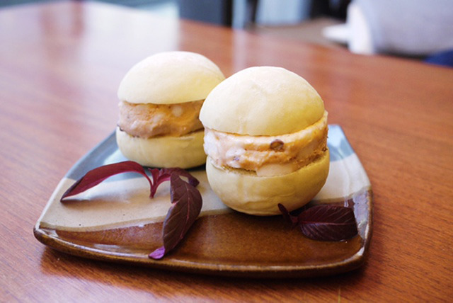 在紅花蛋冰淇淋裡加入了山形縣產紅豆與棉花糖的冰淇淋三明治(730日圓)