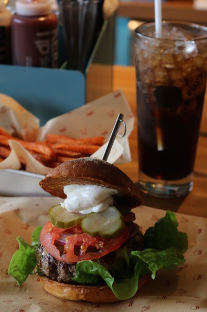 日本でだけ展開されている尾崎牛を使用したトゥモローバーガー