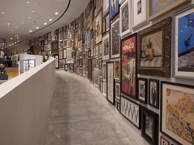 長達23m的藝術牆上掛了272樣之畫框