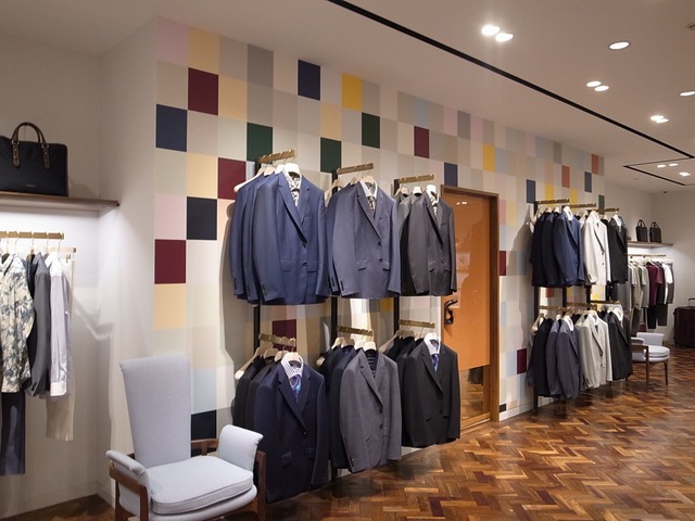 量身剪裁區裡用的是彩磚的牆面，繽紛活潑