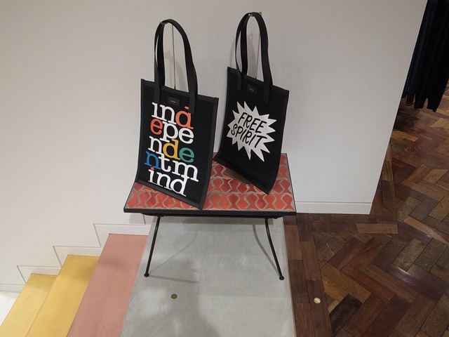 讓人聯想到Luis Barragan的階梯顏色與家具隨處可見