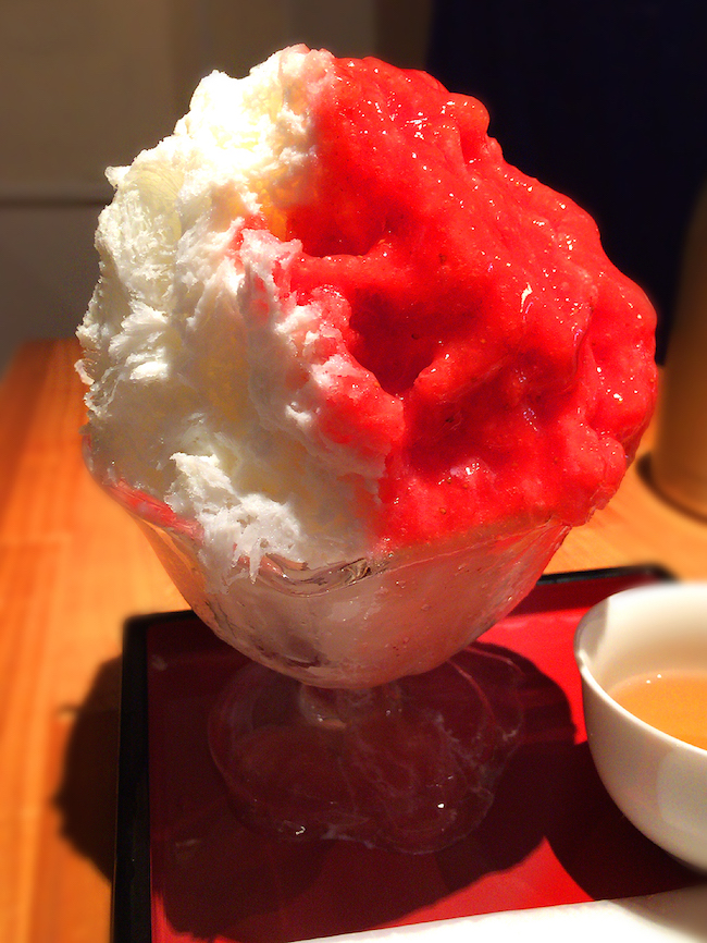 夏天排隊得等上6小時!點燃日本刨冰風潮的「冰蜜堂」草莓牛奶冰