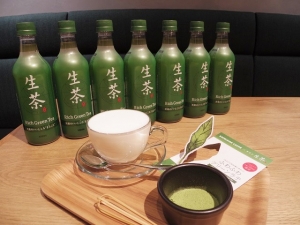 「生茶」とエクセルシオール カフェがコラボした、フォームドミルクに茶葉をかけて楽しむ新感覚ラテが期間、店舗限定で登場