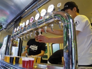 已成為夏日風情之一的明治神宮外苑「森之啤酒花園」,今年可以邊欣賞富士山邊享用BBQ與啤酒!