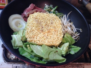 「サッポロ一番みそラーメンが焼肉になりました」のおいしさの決め手は“おこげ”にあり!