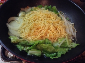 「サッポロ一番みそラーメンが焼肉になりました」のおいしさの決め手は“おこげ”にあり!