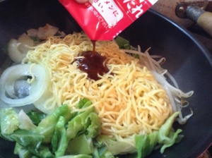 「サッポロ一番みそラーメンが焼肉になりました」のおいしさの決め手は“おこげ”にあり!