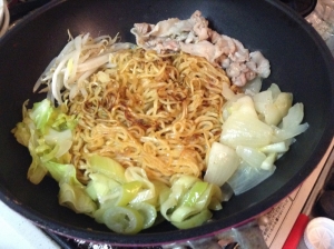 「サッポロ一番みそラーメンが焼肉になりました」のおいしさの決め手は“おこげ”にあり!