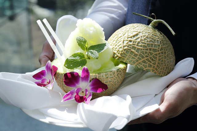 一整顆哈蜜瓜的調酒也太奢華!「Palace Hotel東京」推出夏季限定的夏日甜點