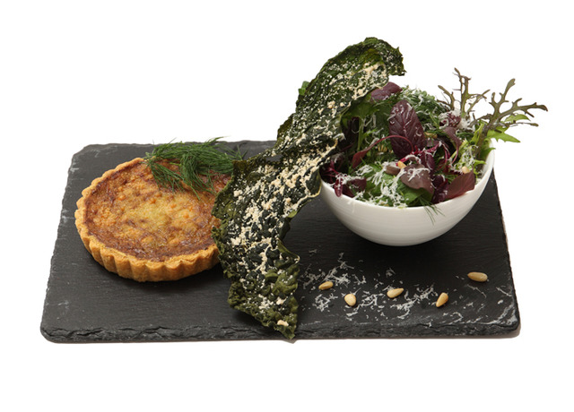 「番茄與羅勒的法式鹹派 附季節性沙拉」（1,200日圓）