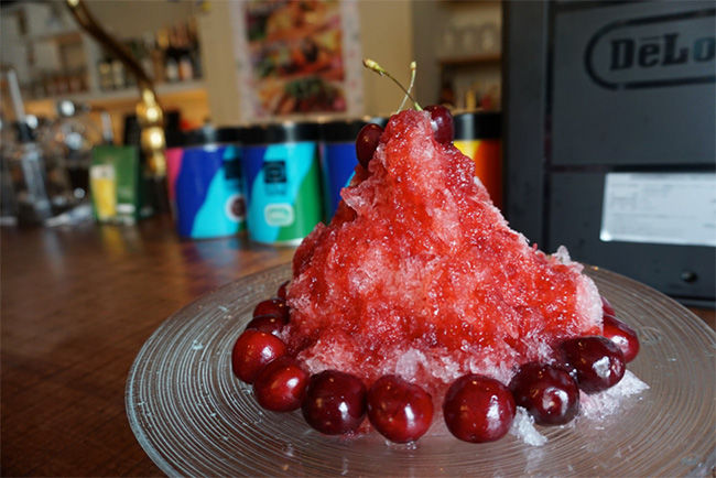 網路上爆紅的「富士山草莓刨冰」長這樣!大阪心齋橋「saq*café」