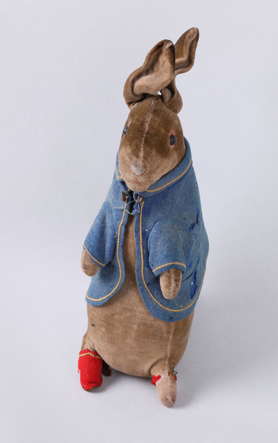 ビアトリクス・ポター(デザイン)《ピーターラビットのぬいぐるみ》英国ナショナル・トラスト所蔵 (c)The National Trust/Robert Thrift