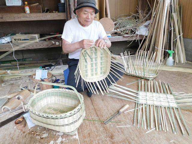 真竹のカゴを作る茨城の職人さん