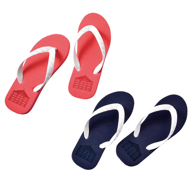 館內配合活動 「RED BRICK SUMMER 2016」上將會登場的「紅磚獨家海灘夾腳拖」(1,620日圓)