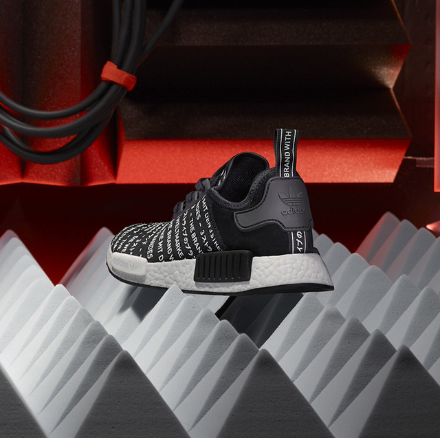 adidas Originals發售新鞋款「NMD_R1 BLACKOUT/WHITEOUT PACK」(1萬7,990日圓)