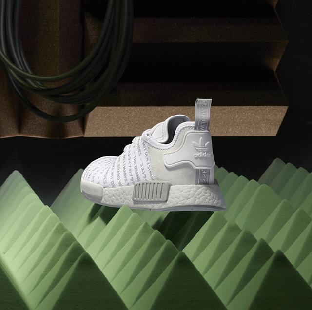 adidas Originals發售新鞋款「NMD_R1 BLACKOUT/WHITEOUT PACK」(1萬7,990日圓)