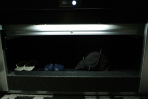 これがベッド下にある、シャッター式のカギ付き収納スペース。広々!