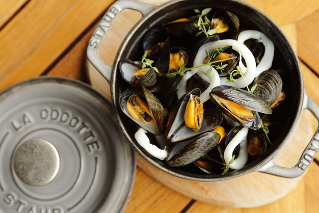 GRAND KITCHEN的「葡萄酒蒸聖米歇爾山產貽貝與白烏賊・鐵鍋料理」(2,600日圓)