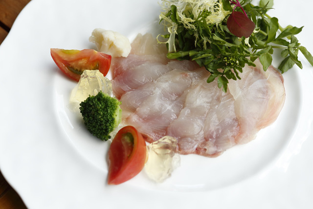 GRAND KITCHEN的「義式薄切生紅魽 蕃茄與白義大利香醋的法式果凍」(1,950日圓)