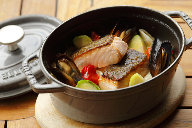 GRAND KITCHEN的「法式白酒燉挪威鮭魚與貽貝」(3,400日圓)