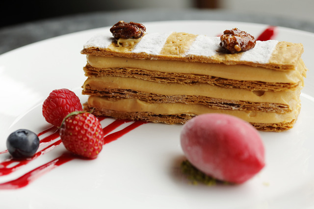 GRAND KITCHEN的「鹽味奶油焦糖口味拿破崙蛋糕 覆盆子法式雪酪」(1,200日圓)