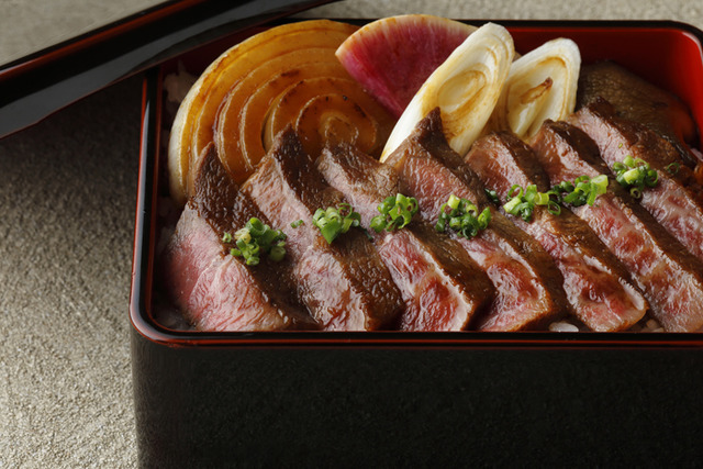 日本料理 和田倉的「神戶牛之肩胛板腱牛排飯盒」(8,700日圓)