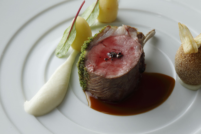 CROWN的11月之單品料理「法式烤帶骨羔羊肉 裹香草外皮 什錦法國香菜根 法式酥炸紅包心菜 辣根醬」(8,200日圓)