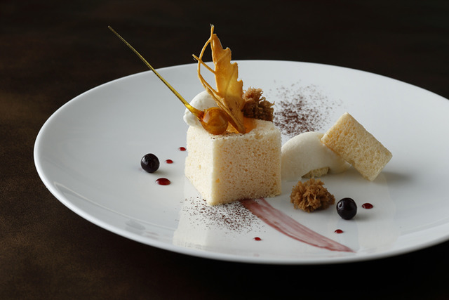 CROWN的11月之單品料理「皮埃蒙特產栗子奶油與義式蛋白霜 杯裝蘭姆酒 法式榛果脆餅 黑醋栗淋醬」(2,700日圓)