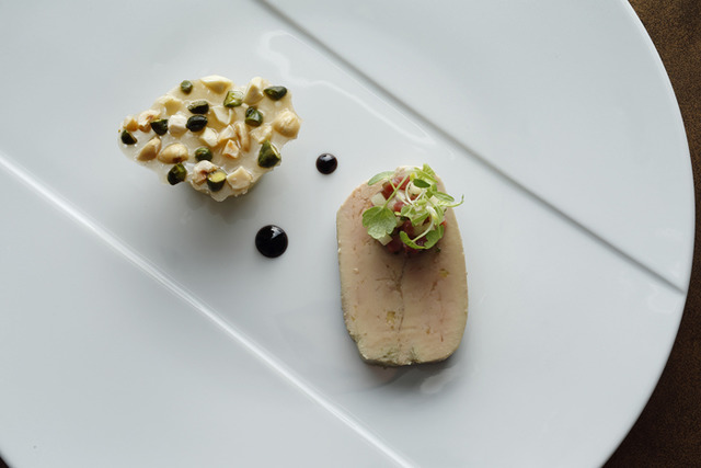 CROWN的10月之單品料理「油封鴨肝 蘋果與楓糖漿的果泥 法式堅果脆餅」(5,200日圓)