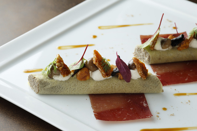 CROWN的9月之單品料理「當地雞蛋與蕈菇幕斯 煎蛋捲風 煙燻牛肉 榛果焦糖醬」(4,800日圓)